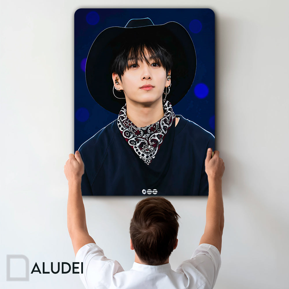 JUNKOOK CON SOMBRERO BTS CUADRO PERSONALIZADO DE ALUMINIO SUBLIMADO 40X60 CM
